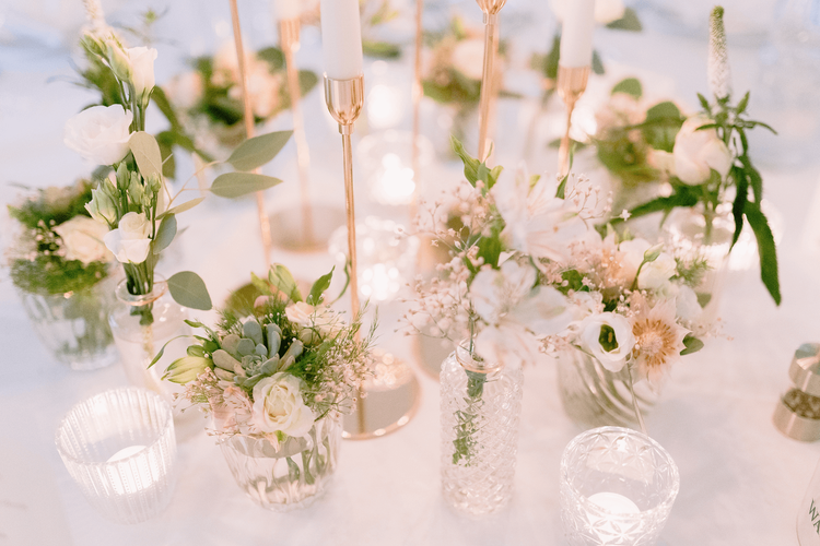 Hvilke farver skal blomsterne have i dekorationen?